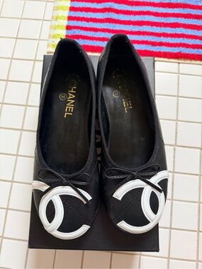 CHANEL Black Leather Ballet Flats with White CC Emblem
